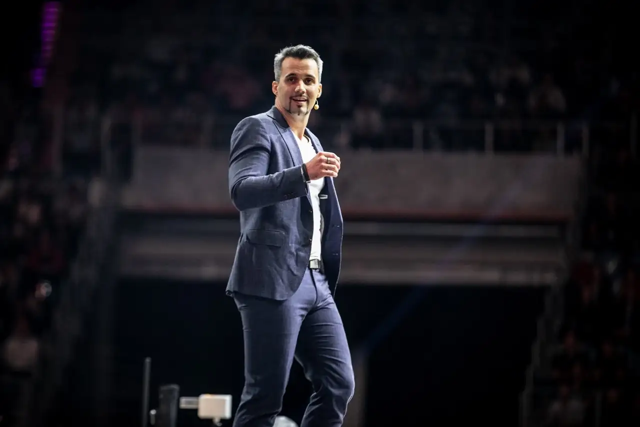 Felix Lenhard on stage at keynote